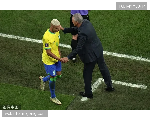 特写瞬间：看到自己冲刺数据后，维尼修斯与体能教练击掌庆祝