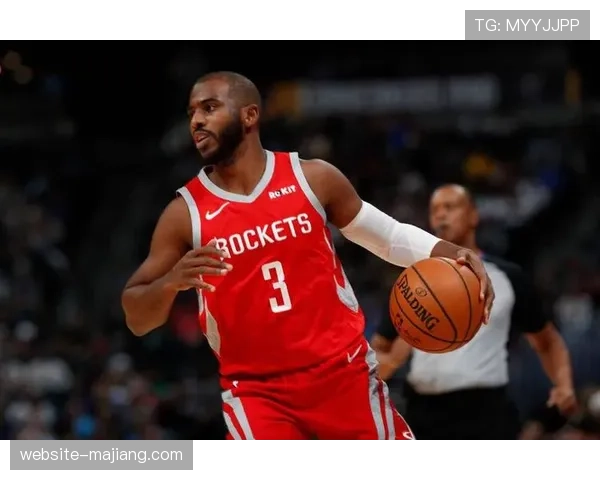 特写：老将克里斯·保罗在训练中加练防守滑步，向年轻队友传授位置感。