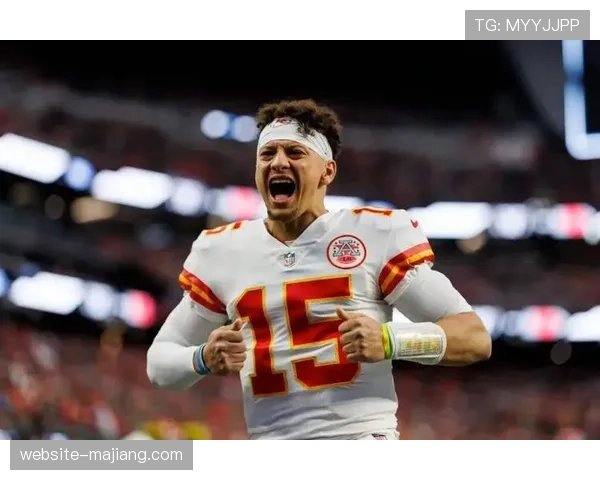 超级橄榄球太平洋联赛：酋长队主场大逆转击败十字军队，锁定常规赛头名